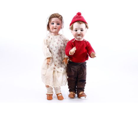 2 Biskuitporzellan-Kurbelkopf-Puppen, Kämmer &amp; Reinhardt Charakterbaby Nr. 126, offener Mund mit Zähnchen und Zunge, brau