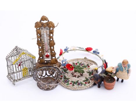 Konv. schöne Puppen- und Puppenstuben-Accessoires um 1900, seltenes Thermometer, H 9 cm, fein gearbeitetes Körbchen, wohl Sil