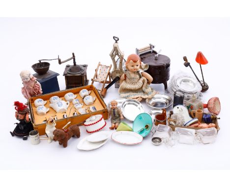 Großes Konv. Puppenstuben- und Puppenküchenzubehör, darunter Püppchen, Service im Originalkarton, Fleischwolf, Goebel Katze, 