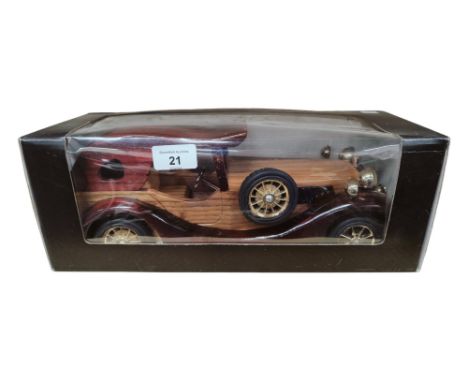 1:18 SCALE VINTAGE STYLE WOODEN CLASSIC CAR - BOXED