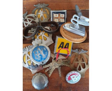 An alloy Bentley Flying B desk mascot, a Berkeley badge and other badges. 