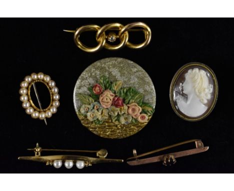 Brooches - a diamond centred triple curb link brooch, estimated diamond weight approx 0.07ct, 15ct gold frame and pin, stampe