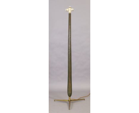 An Italian floor lamp, second half 20th century, with tapered and green stained wooden stand on brass tri-form supports, 165c