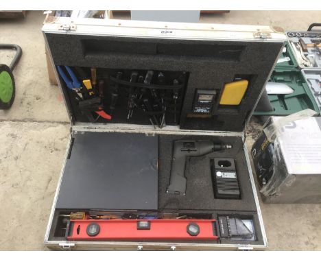 A TOOL CASE AND CONTENTS TO INCLUDE A BLACK AND DECKER CORDLESS DRILL, TESTER, SPIRIT LEVEL, SCREWDRIVERS ETC 