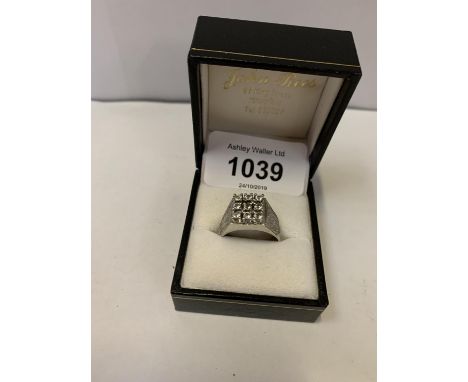 A SILVER BOXED RING WITH GEMSTONE DESIGN 