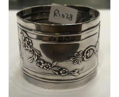 A DECORATIVE BIRMINGHAM HALLMARKED SILVER NAPKIN RING, WEIGHT 34.3G 