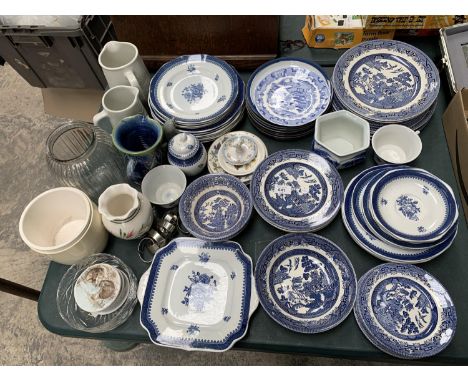A COLLECTION CERAMIC PLATES TO INCLUDE CHURCHILL AND WEDGWOOD EXAMPLES 