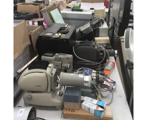 A LARGE QUANTITY OF VINTAGE CAMERA AND PROJECTOR EQUIPMENT AND CASES 