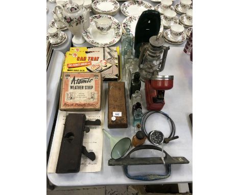A MIXED LOT OF VINTAGE COLLECTABLES, GLASS BOTTLES, LAMP ETC 