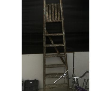 A VINTAGE SIX RUNG WOODEN STEP LADDER 