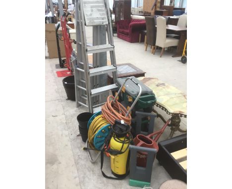 A LARGE GARDENING LOT TO INCLUDE HOSE PIPES, KNEELERS, A ALUMINIUM FOUR RUNG STEP LADDER, FURTHER FOLDING LADDER, TWO MOVE 'N