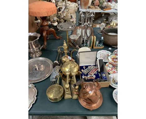 A LARGE GROUP OF ITEMS - BRASS TEAPOT, COPPER KETTLE, COMPANION STAND, BOXED SPOONS ETC 