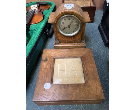 AN OAK MANTLE CLOCK AND A WOODEN KEEPSAKE BOX 