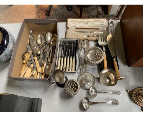 A COLLECTION OF EPNS ITEMS TO INCLUDE HALLMARKED SILVER SINGLE EGG CUP, FLATWARE ETC 