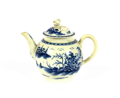 A late 18th Century Worcester teapot, decorated in the Chinese manner, under-glazed blue crescent mark to base, 14cm high
