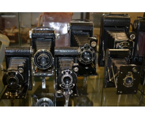 Large selection of vintage folding Kodak cameras to include: No.2 Hawkette Brown Bakelite, Brownie Automatic, Jiffy Series 2,