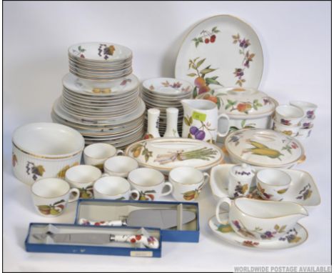 An extensive collection of Worcester Evesham dinner service to include tureens, plates, cruets, bowls etc please see images