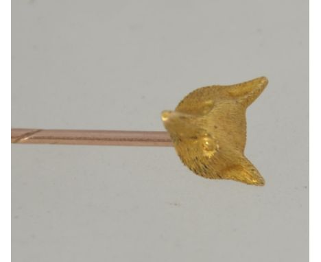 A 15ct gold stick / hat pin with fox head mount. Stamped 15ct to verso ( hunting interest ) Total weight 2.9g