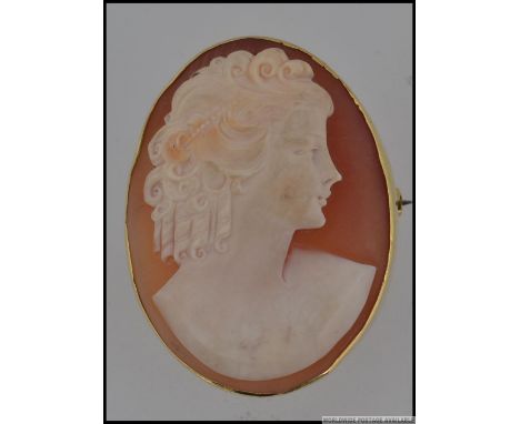 A hallmarked 9ct gold cameo brooch. Hallmarked for Birmingham with roller clasp. Measures 4cms. Weight 11.3g