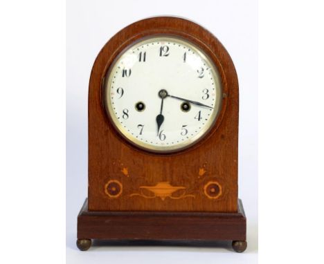 AN INLAID MAHOGANY MANTEL CLOCK WITH ENAMEL DIAL, THE JUNGHANS MOVEMENT STRIKING ON A GONG, 30CM H, EARLY 20TH C  