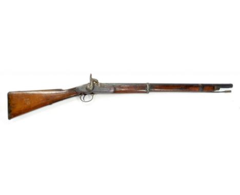 AN ENFIELD PERCUSSION TWO BAND SHORT MUSKET THE LOCK MARKED CROWN VR ARROW 1863 AND ENFIELD, WITH A RAMROD, BARREL 63.5CM, 10