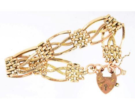A GOLD GATE BRACELET AND PADLOCK, 15G 