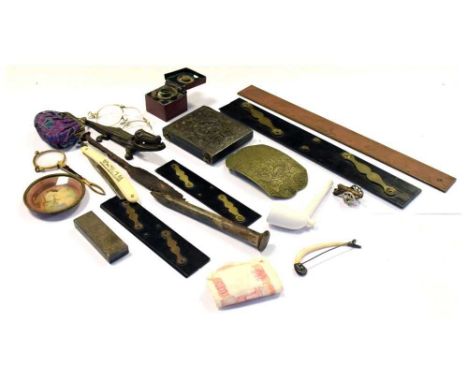 Quantity of interesting miscellanea to include; small painted dish, Gold King razor, miniature artillery cannon, Crocodile nu