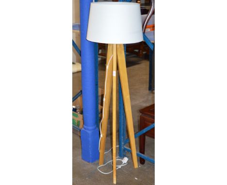 RETRO STYLE TRIPOD FLOOR LAMP WITH SHADE     