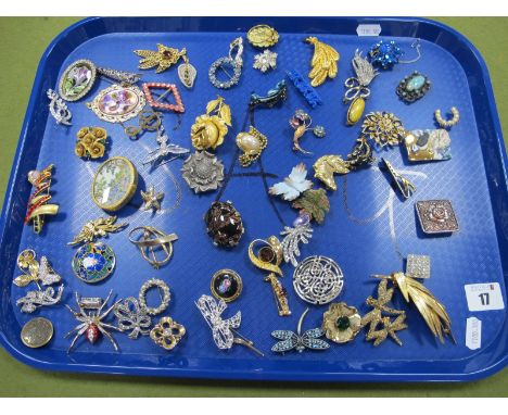 A Collection of Costume Brooches, including diamante, floral sprays, Celtic, etc:- One Tray.