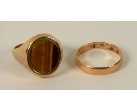 A 9ct gold and tiger's eye gents signet ring, 7.2g, ring size R, together with an 18ct gold wedding band, 2.2g, ring size Q (