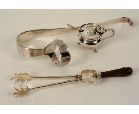 A plated wine bottle handle by Henry Wilkinson & Co, Sheffield, circa 1890, 25cm long, together with silver condiment and pai