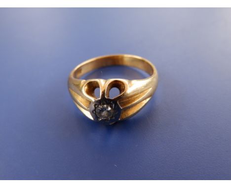A gent's illusion set diamond ring in '18ct' yellow metal.  Finger size  R/S. 