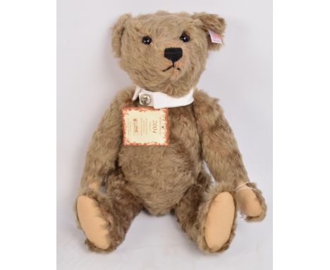 A boxed British Collectors' 2004 Steiff teddy bear no.661372, with numbered white and red tag to ear held in place with speci