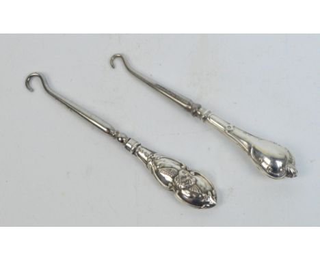 An Edwardian hallmarked silver handled miniature button hook embossed with cherub's head, Henry Matthews, Birmingham 1904, le