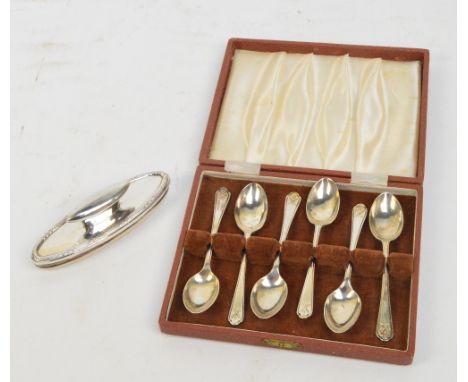 A cased set of six George V hallmarked silver coffee spoons with finials decorated with two golf clubs, Walker & Hall, Sheffi