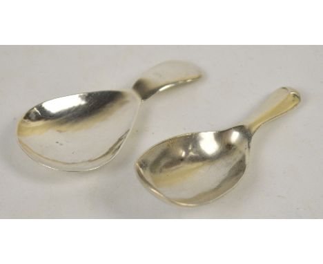 An Edwardian hallmarked silver caddy spoon of plain form, Deakin & Francis, Birmingham 1908, length 8cm and a further Hanover