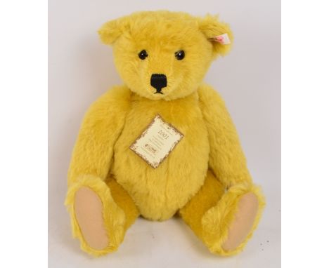 A boxed British Collectors' 2001 Steiff teddy bear no.654992, with numbered white and black tag to ear, with "brass" (yellow)