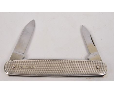 An Elizabeth II hallmarked silver cased pen knife with engine turned decoration, William Manton, Birmingham 1977, length 8cm.