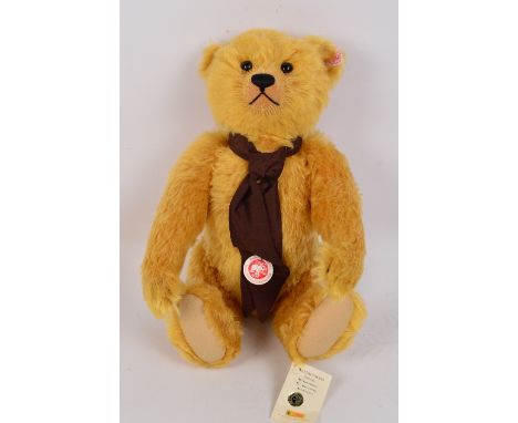 A boxed British Collectors' 2008 Steiff teddy bear no.662966, with numbered white and red tag to ear, with reddish blonde moh