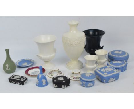A group of Wedgwood pieces to include blue and green jasperware, trinket boxes, etc, four urns in various sizes and a lamp, h