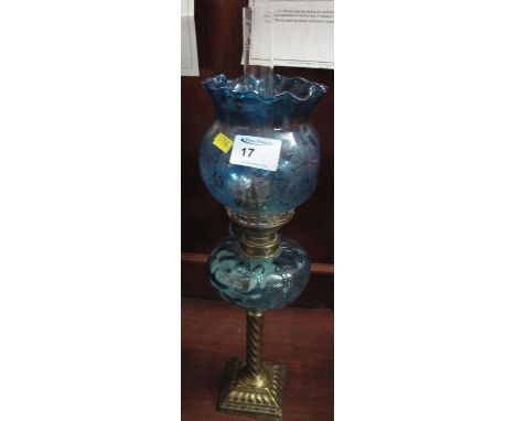 Pretty Victorian brass oil lamp with dimpled coloured glass reservoir and writhen brass pedestal base, coloured and etched gl