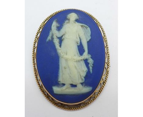 A 9ct gold framed Wedgwood plaque brooch or pendant
