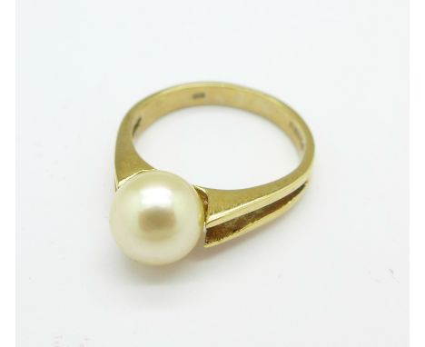 A 9ct gold and pearl ring, 2.3g, I