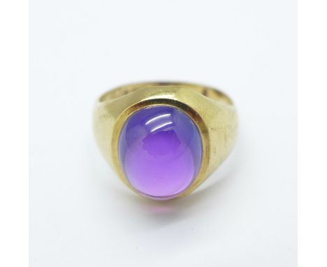 A 9ct gold purple cabochon stone ring, 2.6g, H