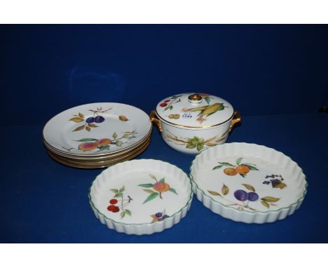 A quantity of Worcester 'Evesham' including Vegetable Dish with lid, two Flan Dishes, 1/2'' and 9'' and two Dinner Plates