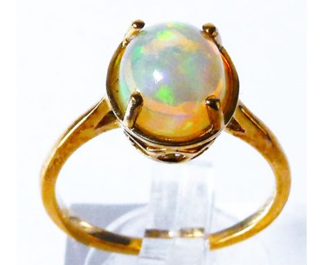 9 CT OPAL SOLITAIRE. 9 ct gold Welo opal 2,00 ct solitaire ring 