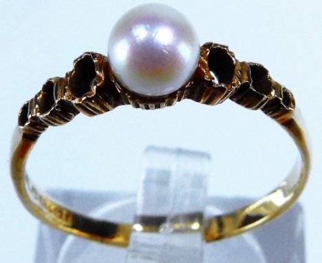 9CT PEARL SET RING. 9ct yellow gold pearl set ring - 1,5g size P