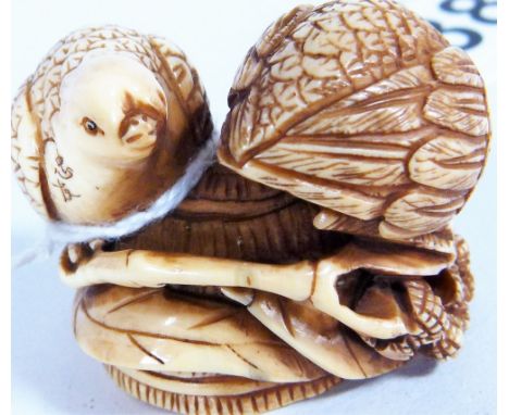 IVORY QUAIL NETSUKE. Ivory nesting quail netsuke, H: 3 cm