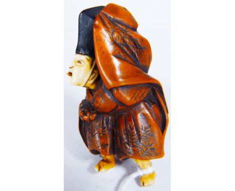 FRUITWOOD & IVORY SCHOLAR NETSUKE. Fruitwood and ivory scholar netsuke with articulated tongue, H: 6 cm