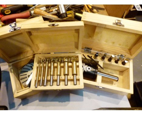 METAL DRAWERS WITH TOOLS. Drawers containing cutting disks etc.